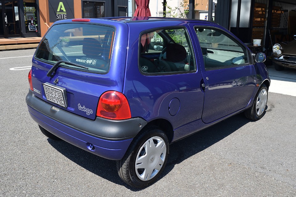 ル・ケモンによるやさしく癒しのデザインのボディに四隅ギリギリにホイールを配置したロングホイールベースのおかげで驚くほど広い室内、安定した走りを実現し・・・。