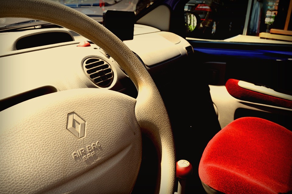 そして2016年に登場した3代目では大胆にもFFからRRへと大変貌を遂げ、「え？これがトゥインゴ」と正直驚いたものですが、しかし今やフレンチコンパクトと言えば、このトゥインゴの名が挙がる程の存在に・・・。