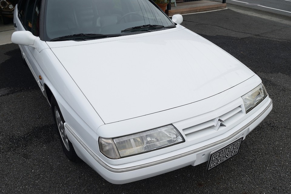 塗装状態は年式相応でしょうか。白塗装なので劣化はほとんど感じませんが、経年の汚れがある感じです。