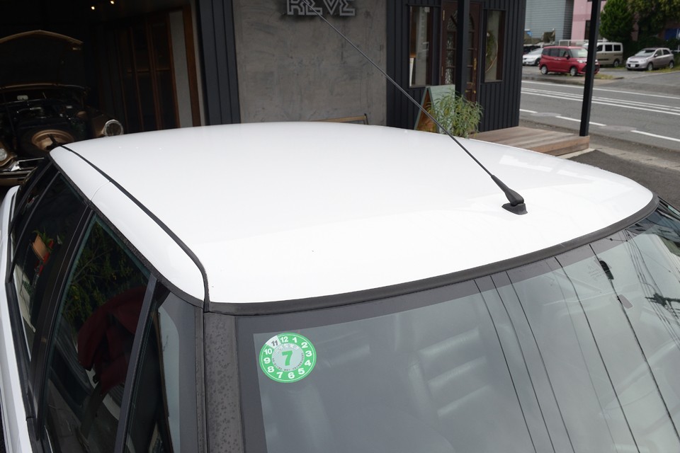 ルーフも年式相応という感じですが、簡単なポリッシャー磨きでかなりキレイになりそうです。