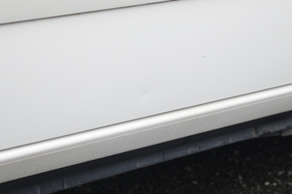 外観で唯一の凹みがコレ。画像では分かりづらいですが画面中央付近、ドアパネルの下端に小凹みがあります。