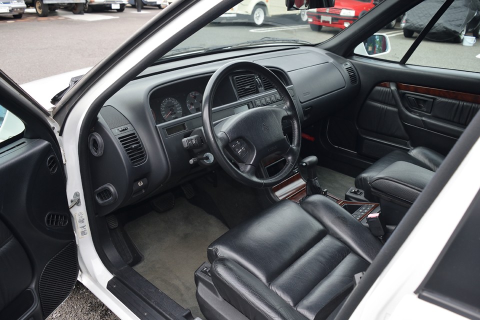 ボディの白、インテリアの黒とコントラストの効いた硬派な印象の仕様です。差し色の木目パネルが効果的ですね。