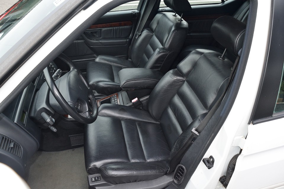 黒革ですので比較的劣化が目立ちやすいのですが、ご覧の通りとても清潔感のある印象です。