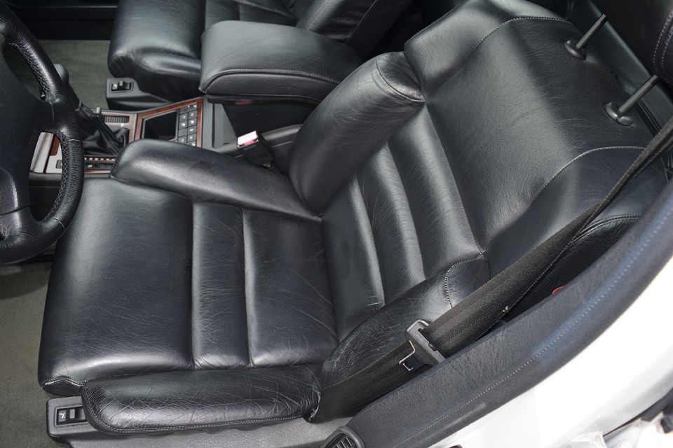 一番劣化の激しいはずの運転席がこの状態です。もちろんよく見れば劣化はありますが、やわらかくしっとりとした状態の革はやはりいいですね。
