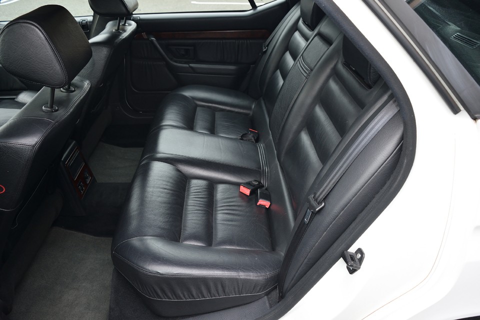 リアシートはほどんど使用感を感じません。とても清潔感のある状態です。
