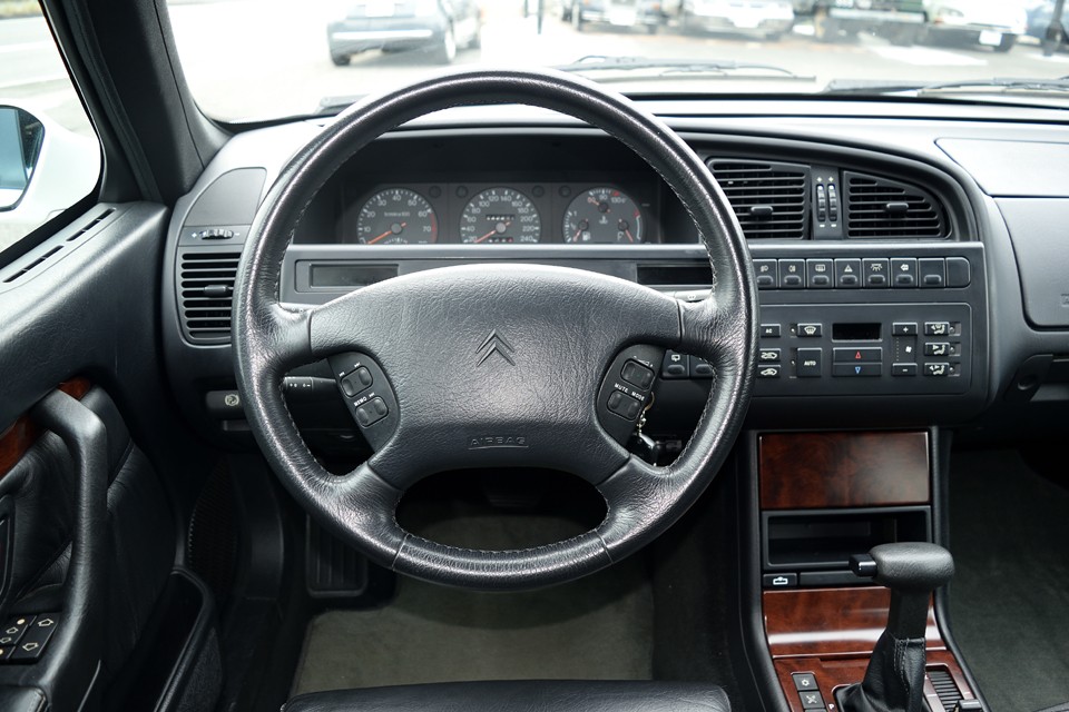 革巻きステアリングにも酷いスレは無く、あまり使用感は感じません。