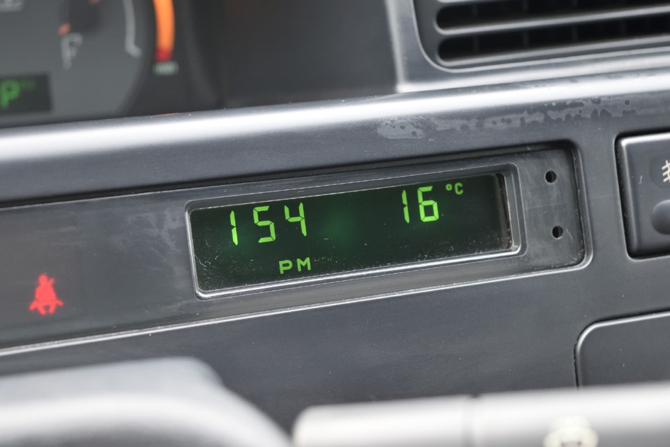 右側の液晶パネルに異常はありません。