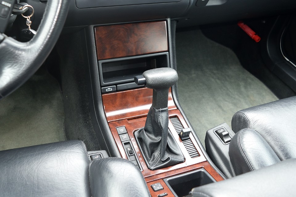 センターコンソールの木目パネルが落ち着いた雰囲気を演出しています。Xmではほぼ割れて崩壊してしまうシフトノブもご覧の通り、ヒビも無い状態です。。