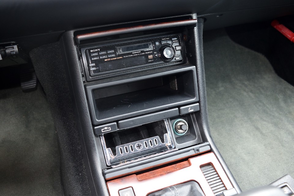 オーディオ、灰皿の木目パネルを開けた状態。オーディオは純正のSONY製MDデッキ。灰皿も見る限りは使用した形跡はありません。