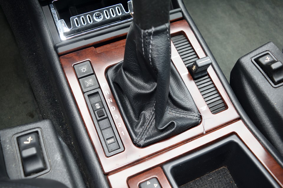 シフトレバー横に車高調整レバーやサスセッティング等のスイッチが機能的に並びます。