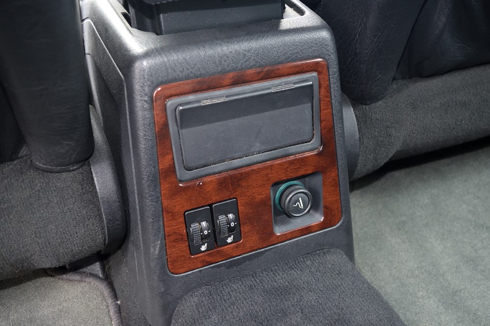 後席にもシートヒーターを装備！フラッグシップモデルならではの装備ですね。