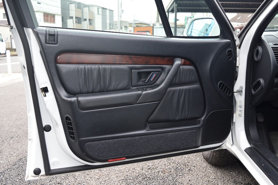前席ドア内張。贅沢にドレープ状の革を使った内張は高級感があります。しかもご覧の通り目立つ汚れや劣化も無く、とても清潔な状態です。