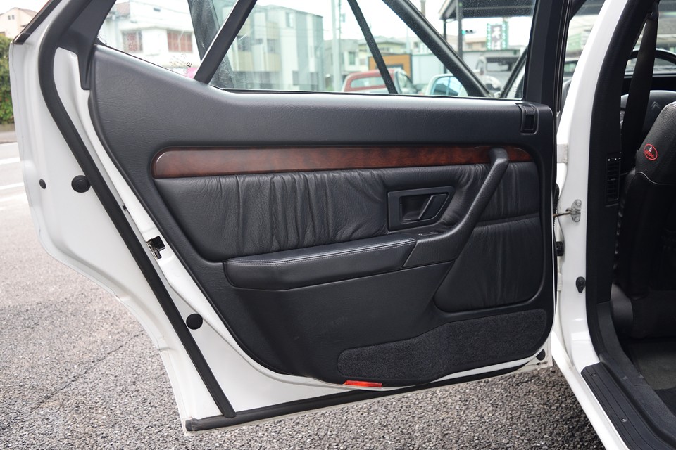 使用頻度が少なかったのでしょうね、後席は更に使用感の無い、清潔な状態です。