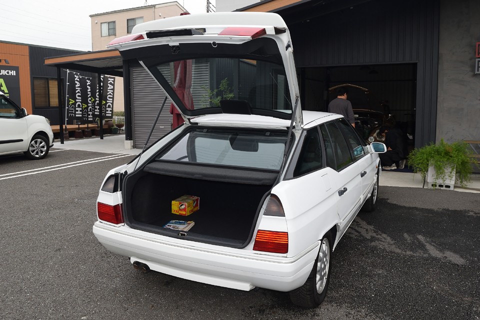 ハッチバックなのでリアハッチがご覧の通りガバッと開きますので、荷物の積み下ろしは容易です。