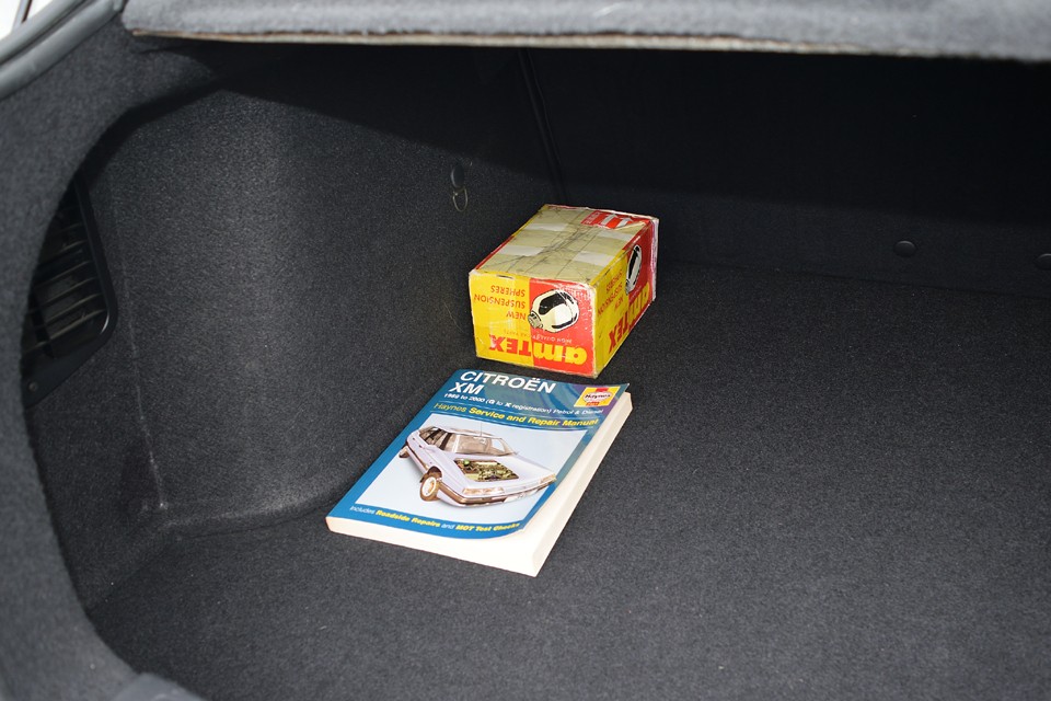 ご覧の予備のスフィアと整備書がおまけで付属します。