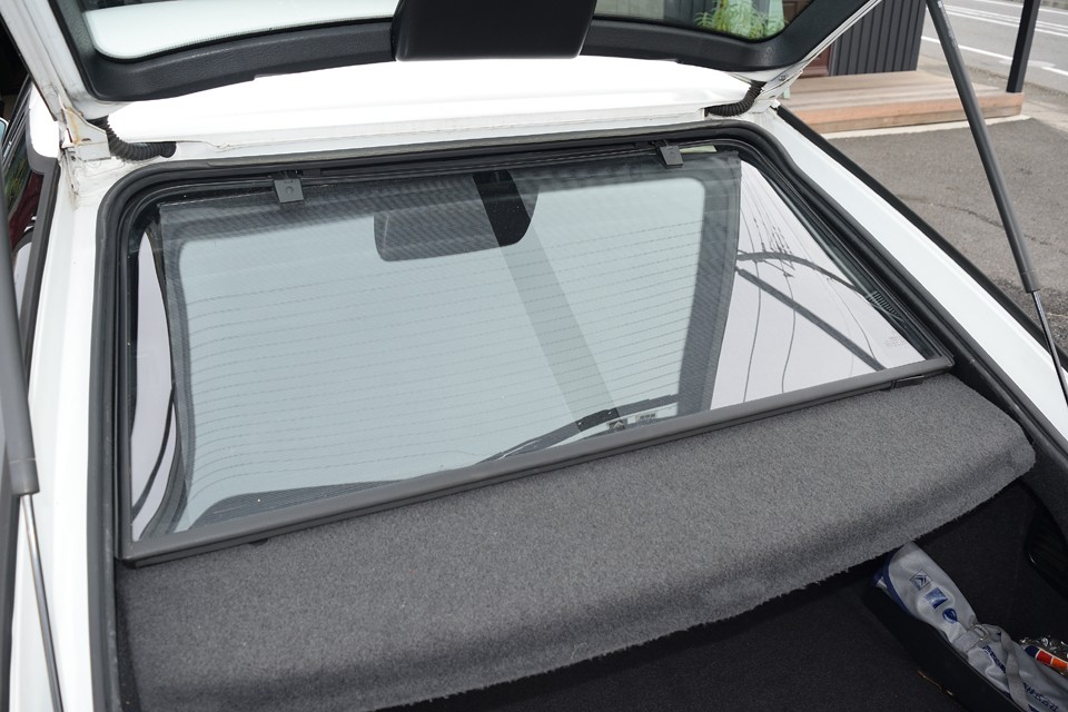Xmの特徴的なインナースクリーン。荷物の積み下ろしでリアハッチを開けた状態でも室内の温度や静粛性は保たれます。