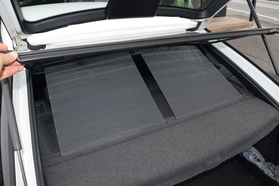 そのインナースクリーンの内側にはサンシェードを装備。後席の快適性がかなり考えられた装備です。