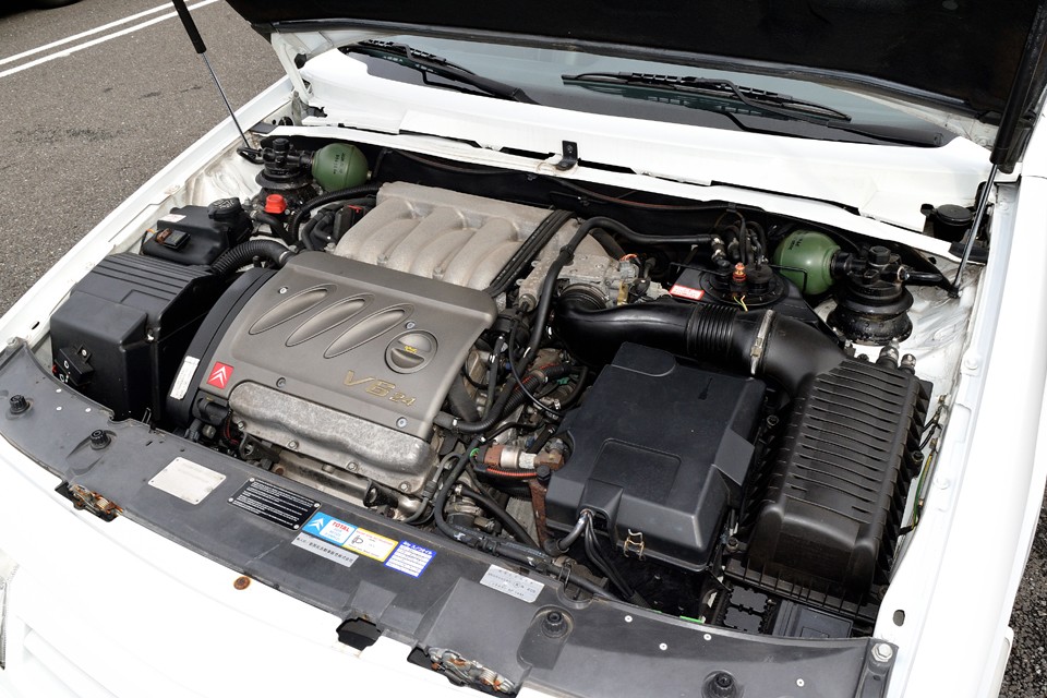 水冷V型6気筒DOHC24バルブ、2946cc、最高出力190ps/5500rpm、最大トルク27.7kg・m/4400rpm。数値的には特筆すべきものは無いのですが、そこはフランス車、実用域でのトルク感は数値以上の力強さを感じます。