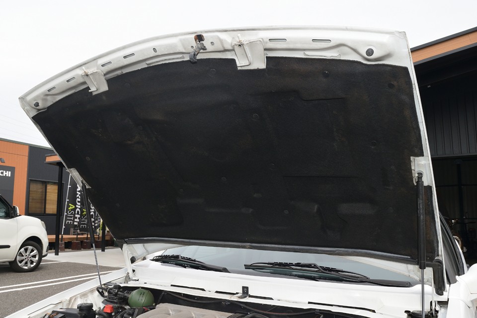 ボンネット裏のシュラウドもオイル等の酷い汚れはありません。