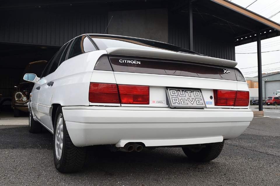 個人的にはサイドのプレスラインからリアの上限分割ラインまで繋がった造形美に心地良さを感じるのですが、でもこれってデザイン的には破綻するパターンなはずなのに・・・。