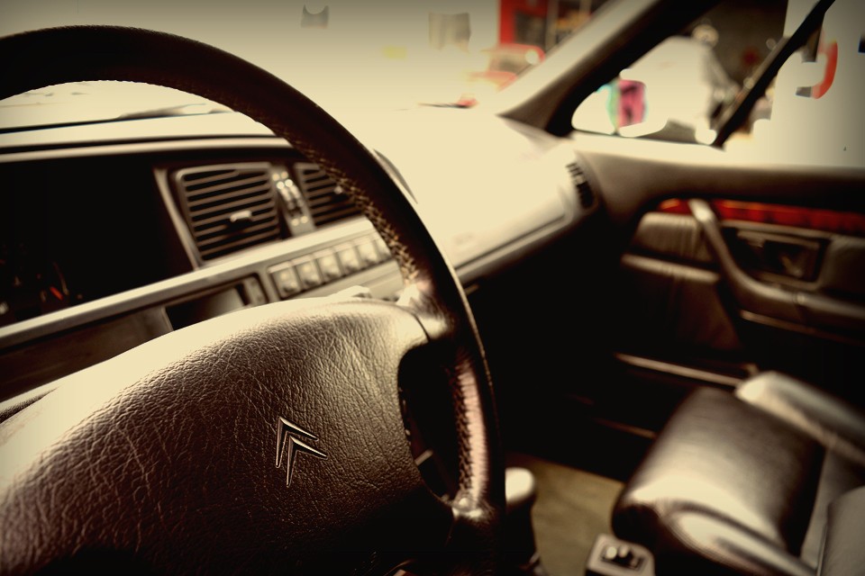 リアガラスの延長にも見える素材を使い、凹ませてバランスをとる事で、鈍重なはずのデザインから、たおやかで上品な印象に・・・これはまさにデザインを超えた創造のひとつかと。