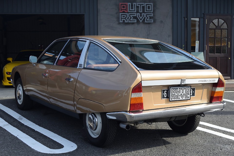 外観もこの後のモデルのような高級車的なイメージとは異なり、初代モデルらしくシンプルそのもの！空気抵抗係数（フランス語でCx）由来の名前を持つ、美しい流線形ボディデザインが際立ちます。