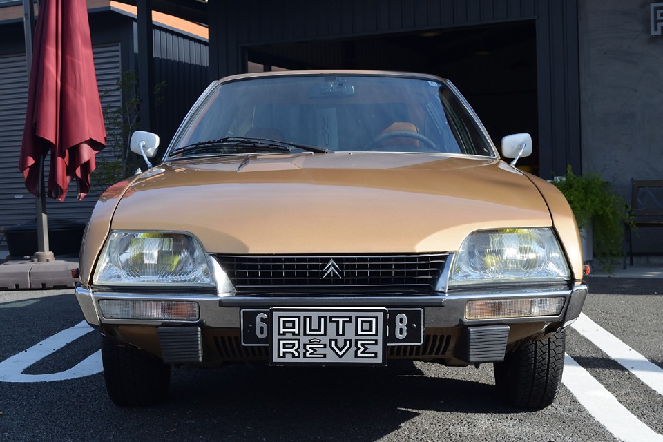 ロベール・オプロンによるボディデザインは、よく見ると（特にライト周り）とても複雑な面で構成されているのに、全体的にはとてもスッキリと流麗な印象！さすがですね。