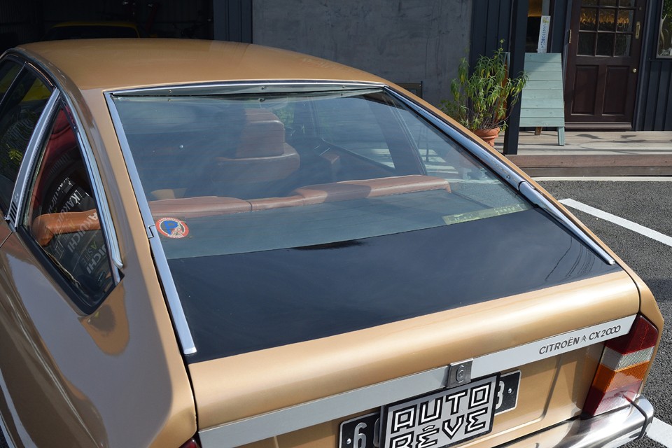 リアウインドウをこんなに湾曲させるなんて！・・・ったくシトロエンってヤツは・・・。