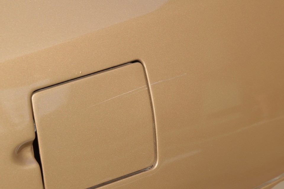 外観上、唯一目立つキズがこれ。右リアの給油口部分にご覧の線キズがあります。