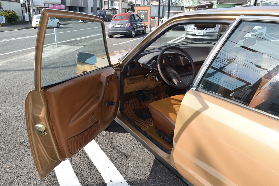 それではインテリアのご紹介です。外装同様にブラウン系で統一された、何ともエレガントな雰囲気！どうぞご覧くださいませ。