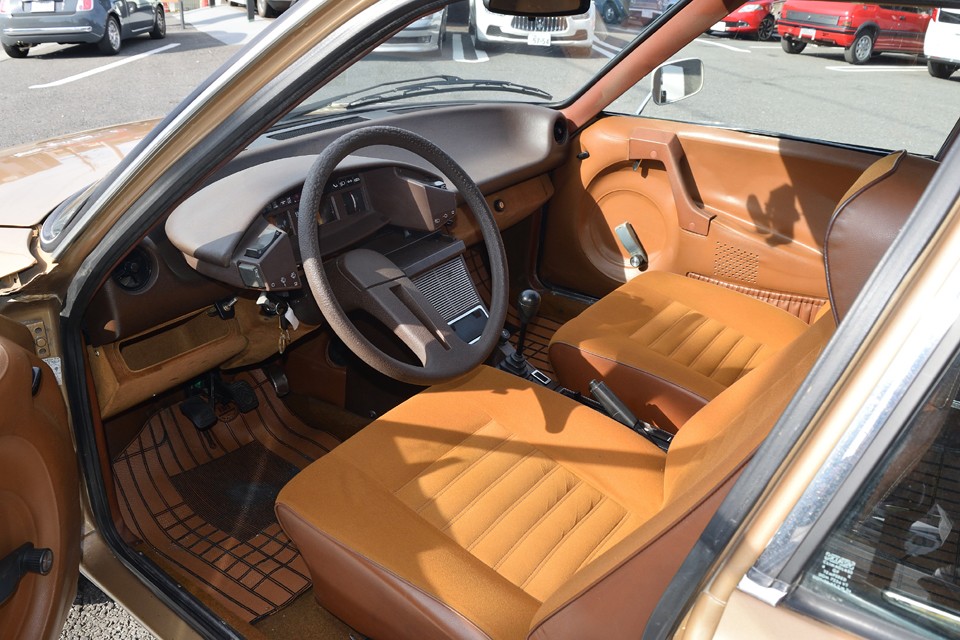 ダッシュパネルはこげ茶、内張は茶色、シートやフロアマットは明るい茶色と、同系統色でまとまり感のある雰囲気に！