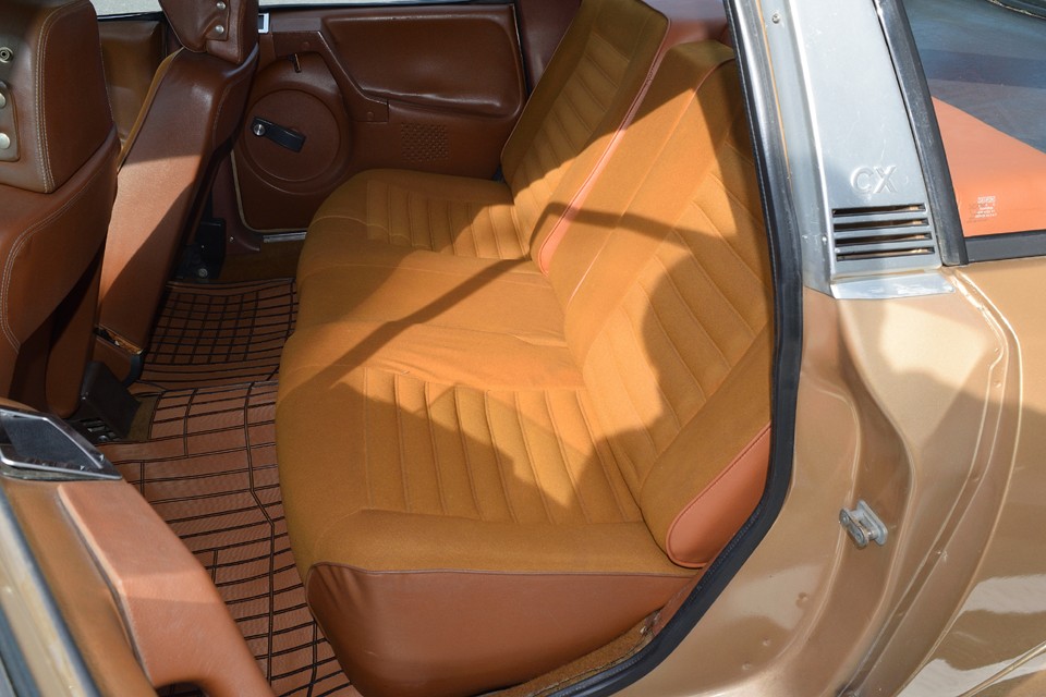 リアシートは清潔そのもの。ほとんど使用感も無く、気持ち良くお乗りいただけると思います。