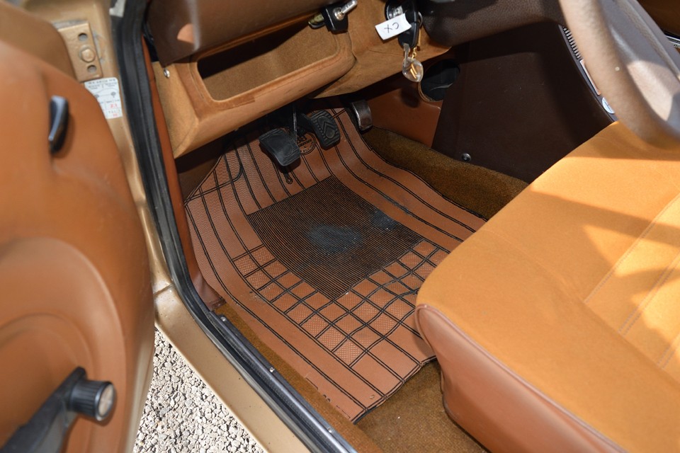 フロアマットもCX専用の茶系のゴムマット。比較的新しいもののようで、硬化も無く柔らかい状態。