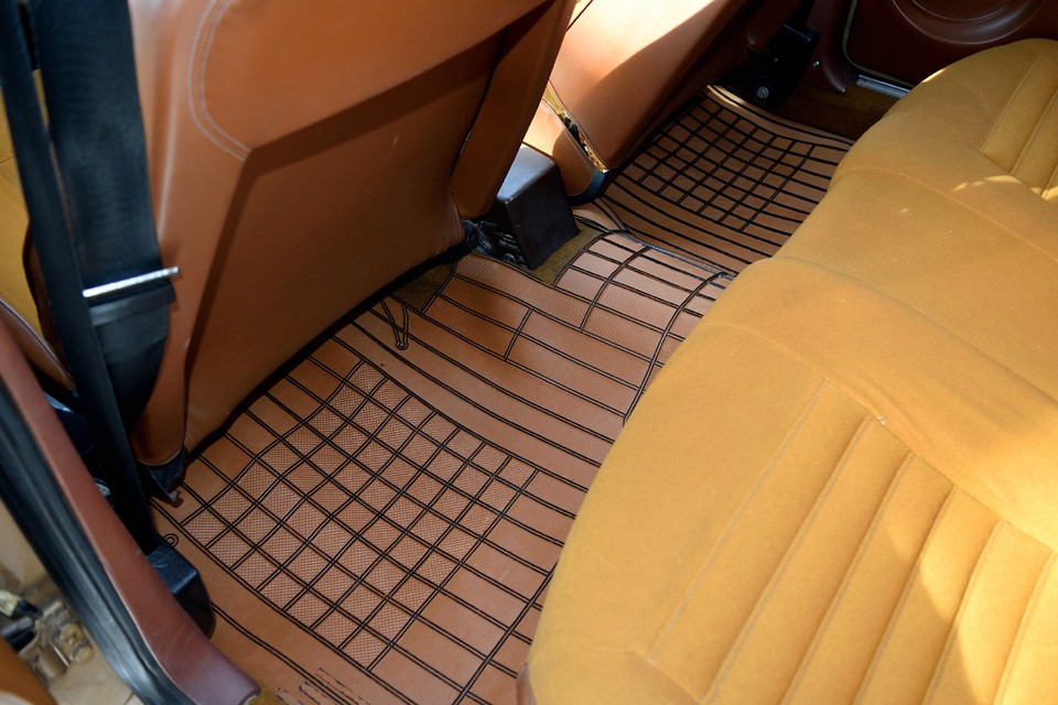 リアシートも同様のデザインのゴムマット。ゴム素材は雨天時には、とってもありがたいですね。