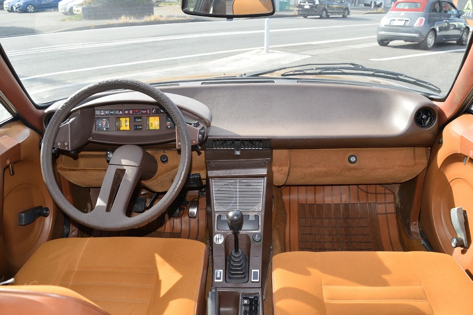 ダッシュパネルはフロントガラスからスロープを描くように後傾し、解放感を感じさせる形状に。