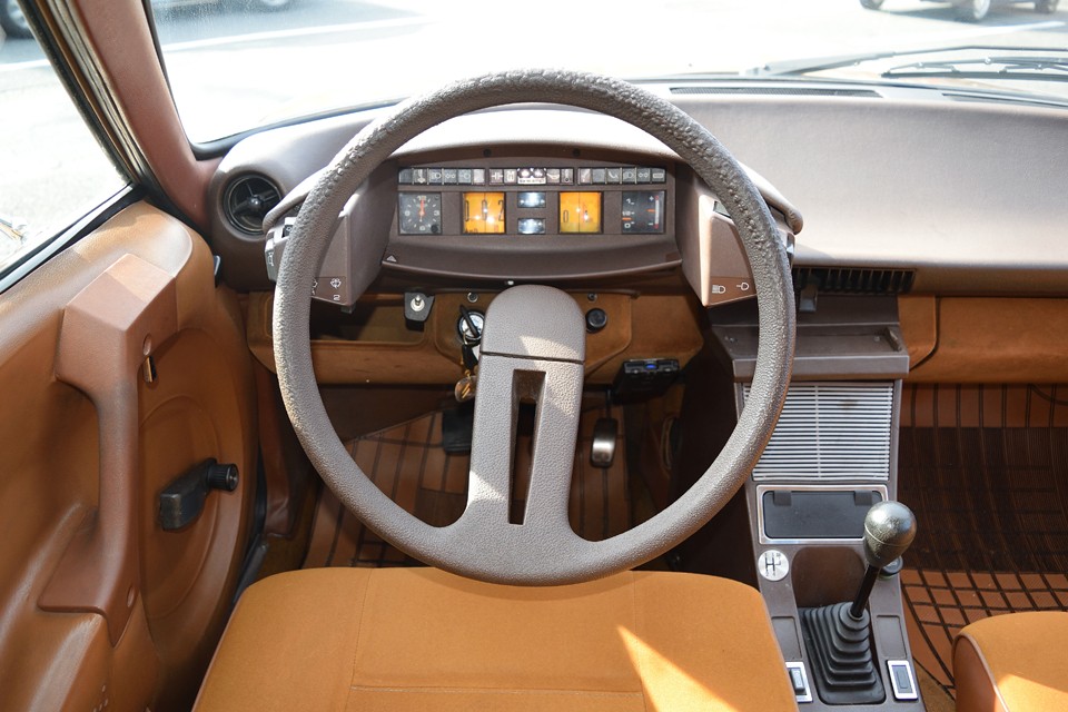 内装で唯一と言っていい気になる点が、ウレタン樹脂製ステアリングの表面が熱で劣化しているところ。う～ん、直接触れるところですから、後付けの革巻きにするとかが良いかも・・・。