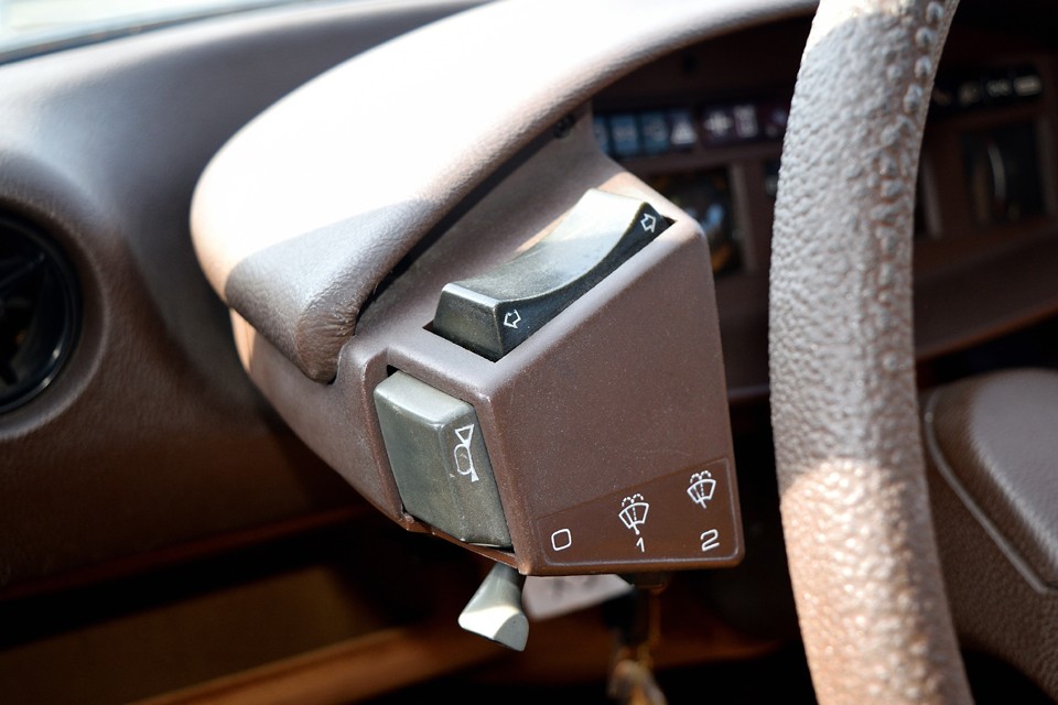 CXはボビンメーターだけでなく、ハンドル両サイドのコントロール類もこだわりポイント！シーソー式のウインカースイッチは使いやすい上に、このデザイン！