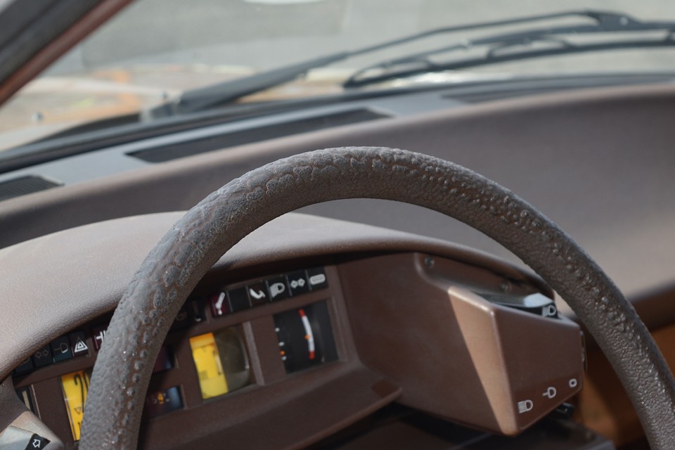 ステアリング劣化の拡大画像。ゴジラの皮膚？！のように凸凹状態です。滑らなくて良いという話も・・・（苦笑）