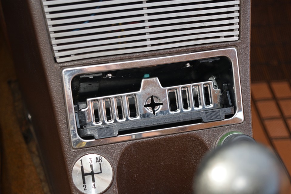 この時代には標準装備の灰皿も使用した形跡はなさそうです。もちろんタバコ臭もありません。