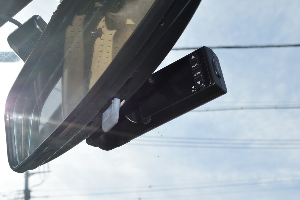 視界を妨げないようにルームミラーの陰に設置されたドライブレコーダー。もはや必須装備かと。