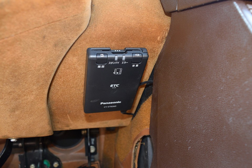 もちろんETCも装備。左ハンドルのMT車には必需品！