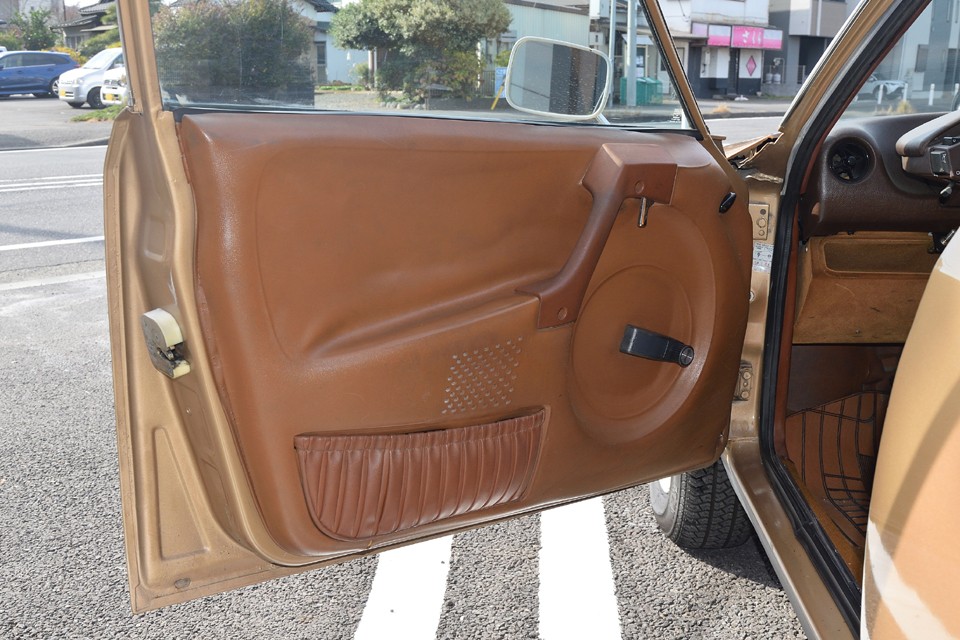 フロントドア内張。若干表皮が浮いている個所がありますが、ひどい擦れ、破れはありません。