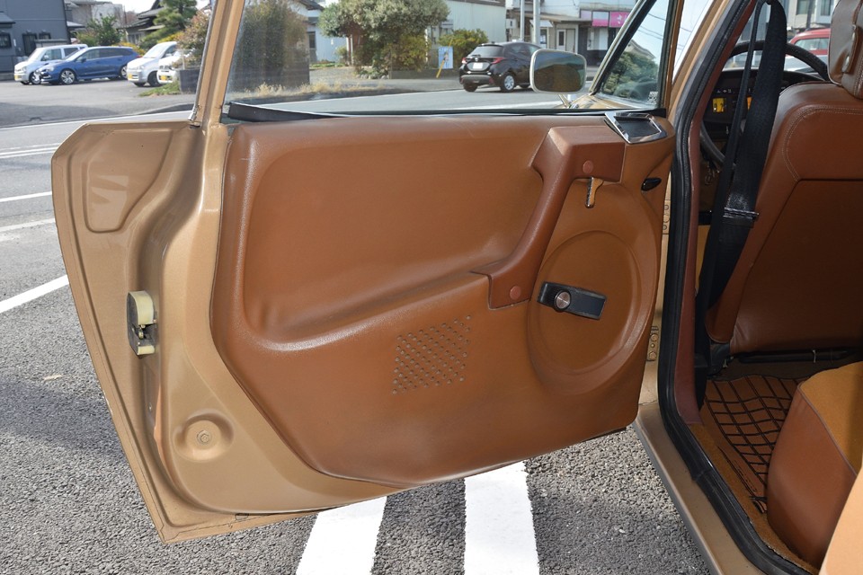 リアドア内張。こちらも目立つ汚れも無く、年式を考えると清潔な状態だと思います。