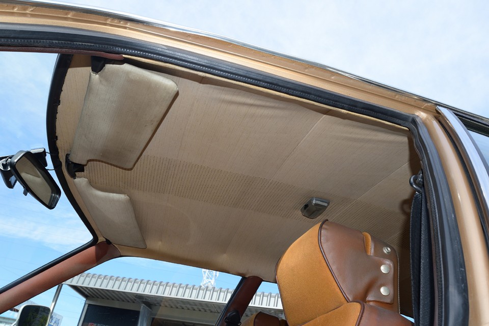 天張り、バイザーともにそれなりの汚れや劣化はありますが、破れや損傷は無い状態です。