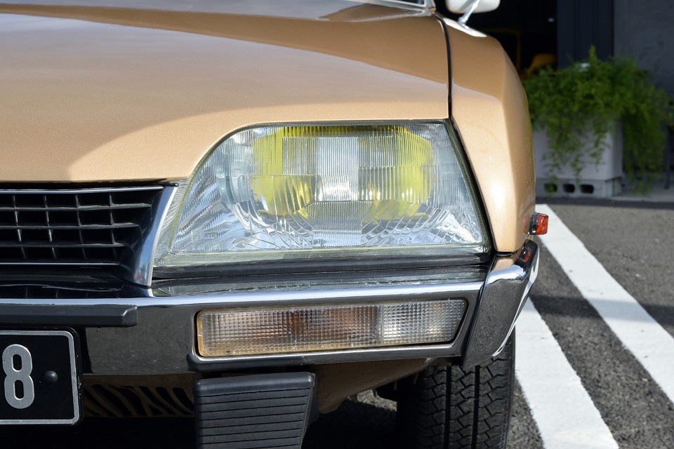 ヘッドライト、ウインカーレンズともにご覧の通りクリアーな状態です。フランス車はやっぱりイエローバルブが似合いますね。