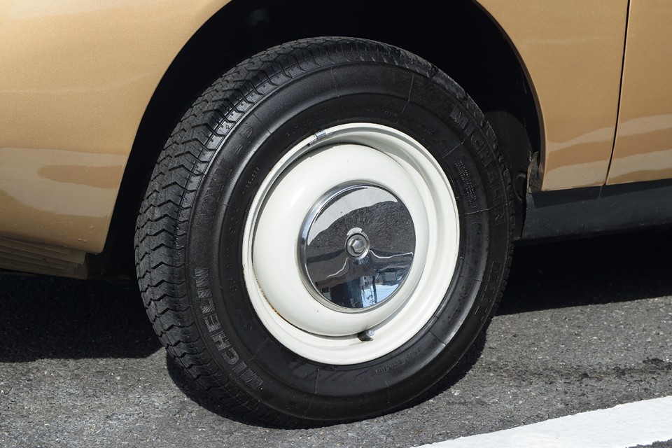 タイヤはミシュランMXVでシンプルな白鉄ッチンホイールとホイールキャップがいいですね、もちろん目立つキズはありません。