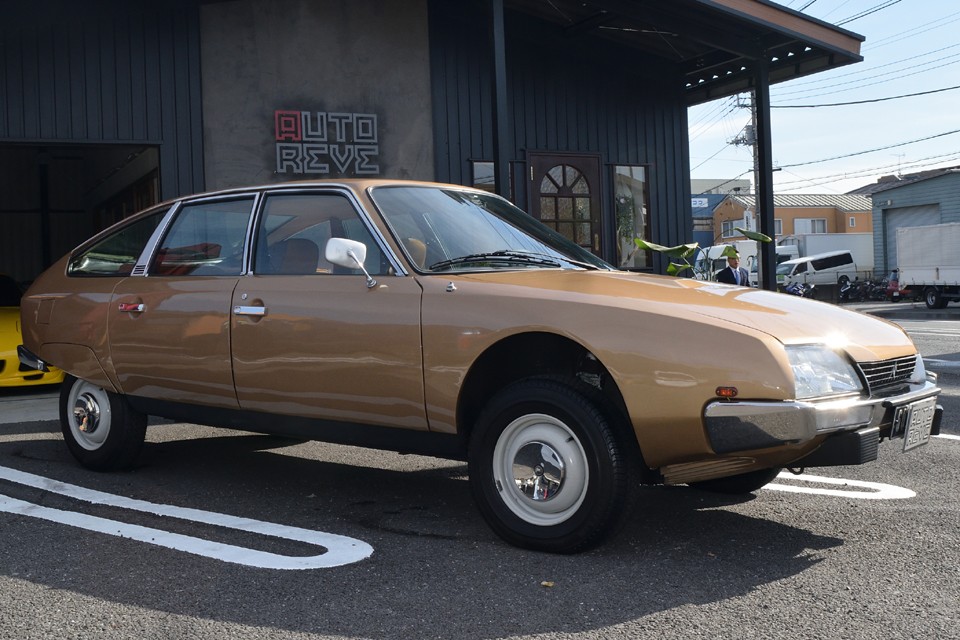 それではお待ちかね？！車高の変化状態をご覧ください。まずは最高位のメンテナンスモード。どうやってタイヤがくっ付いているのか不思議です（笑）