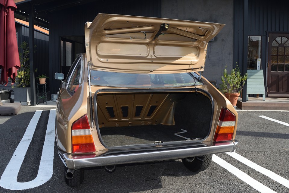 ハッチバックではなく、トランクは居室と独立した構造です。床面が真っ平なのはハイドロサスペンションの利点です。