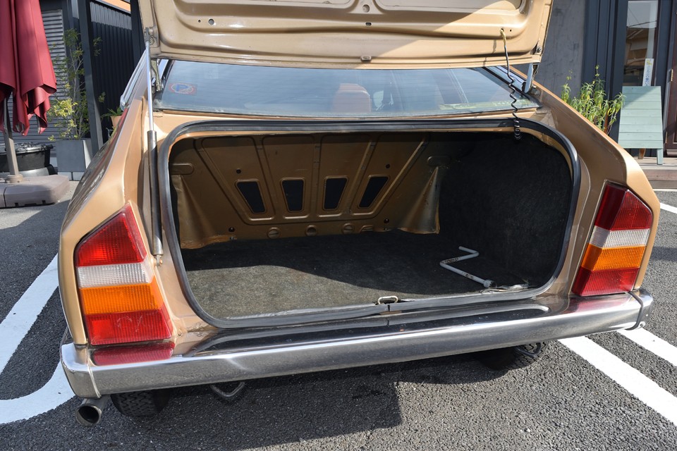 開口部は思いのほか広いので荷物の積み下ろしも容易です。後席から後ろはほぼ荷室なので容量は想像以上にタップリ！