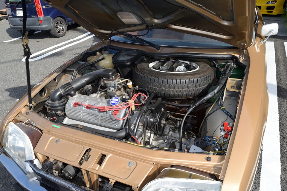 前方に30°傾斜したエンジンは、水冷直列4気筒横置き、排気量1985cc、最高出力102ps/5500rpm、最大トルク15.5kg・m/3000rpmを発生。